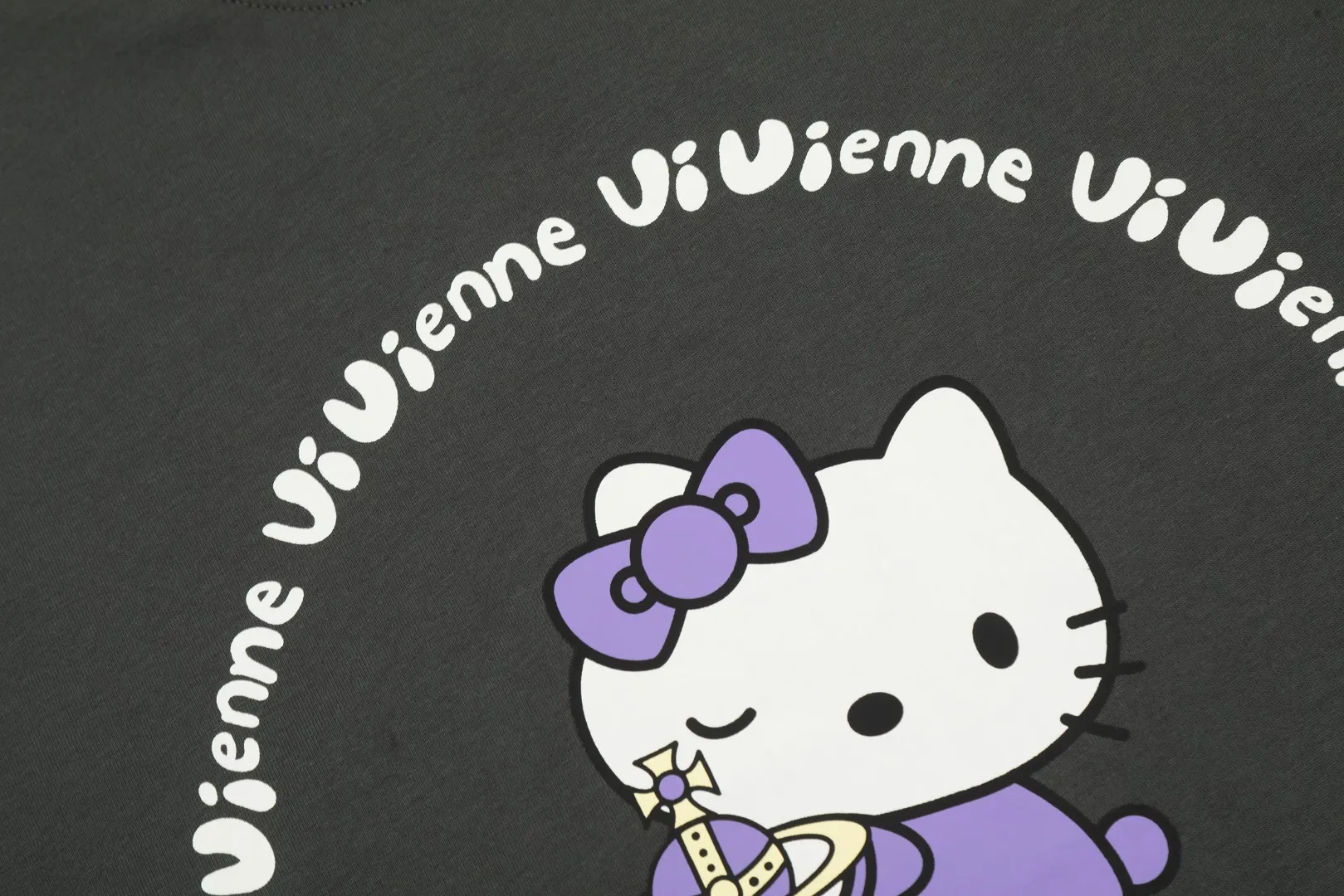 vivienne west wood Vivienne Saturn Hello Kitty cartoon long sleeves Simple and fashionable, highly practical for wearing inside and outside. Full range of correct accessories. Every detail is fully restored. Straightforward to pull up. Size: S M L cement gray